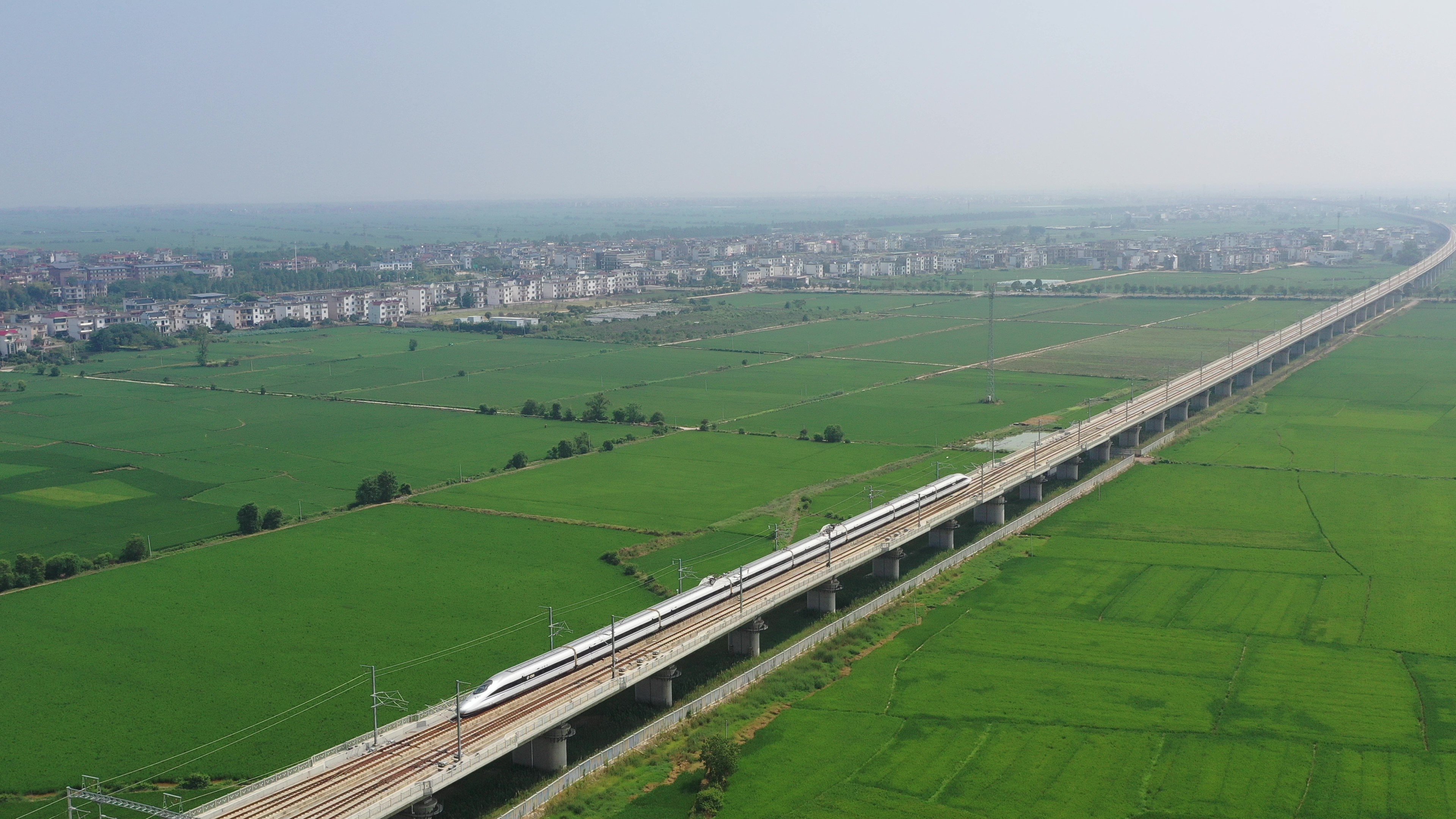 列車(chē)飛馳在杭昌高鐵的線路上。余清清 攝.jpg