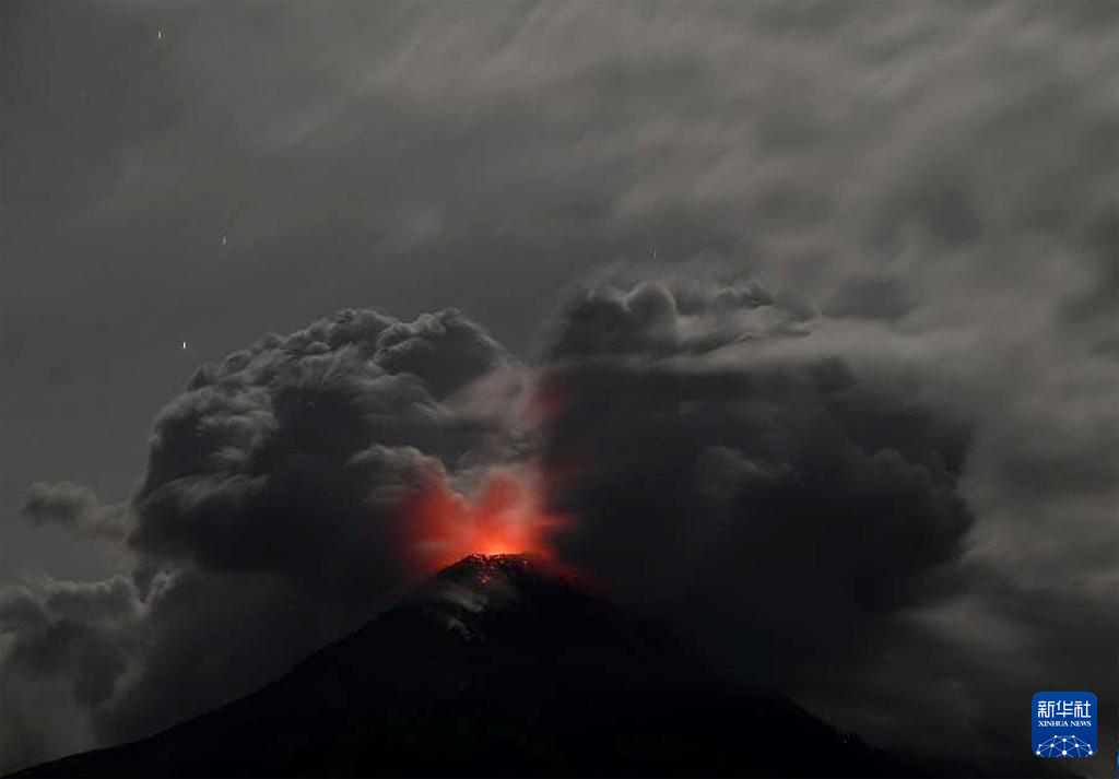 印尼東部火山噴發(fā) 當地進入緊急響應狀態(tài)