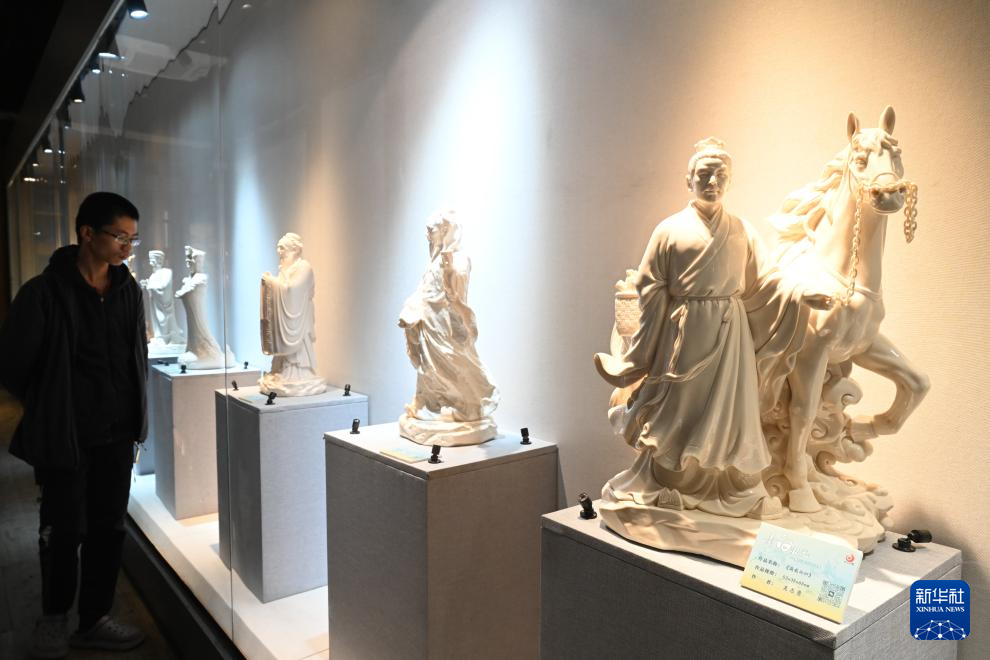 “素白凝光——德化白瓷藝術(shù)傳承展”在福州開(kāi)幕