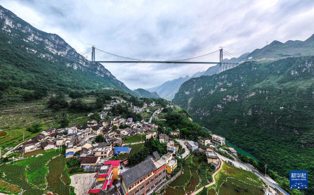 “云中漫步”建“天橋”