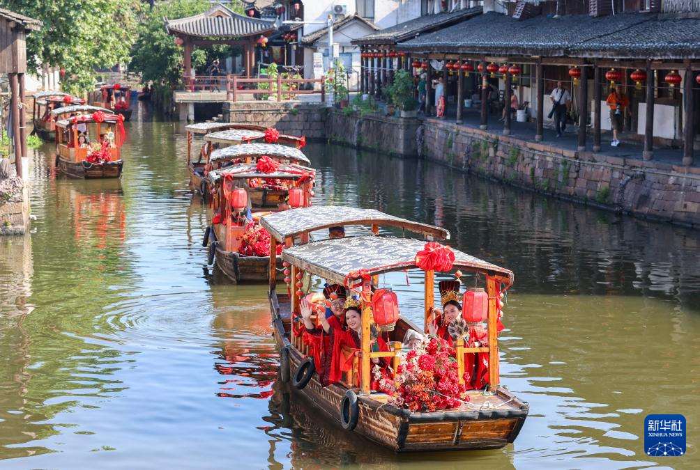 水鄉(xiāng)集體婚禮倡導(dǎo)新風(fēng)