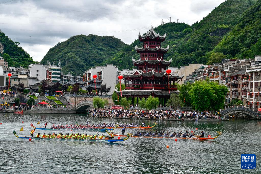貴州鎮(zhèn)遠(yuǎn)：古城賽龍舟